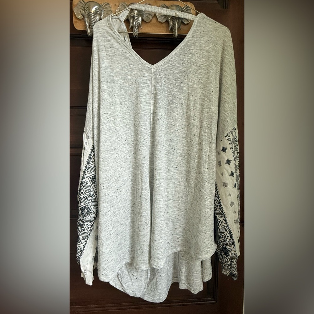 NWOT Hummingbird Plus Gray V-Neck Top with Long Sheer Embroidered Sleeves - Picture 2 of 10